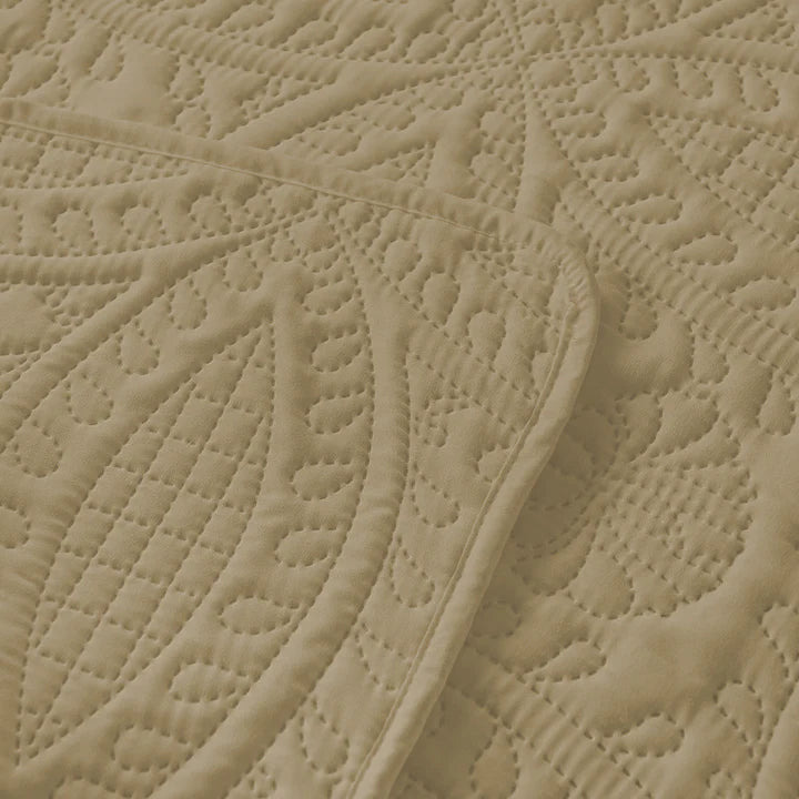 BEIGE QUILTED BEDSPREAD SET(flower)